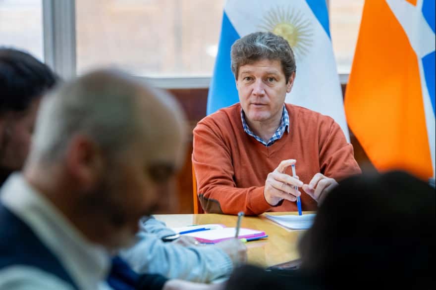 Melella decretó la emergencia salarial docente por 12 meses tras el acuerdo con SUTEF