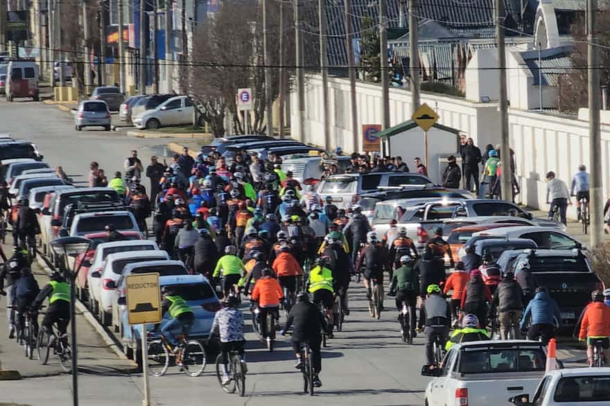El último adiós a Mariano Coronel: una multitud de ciclistas lo acompañó hasta el cementerio