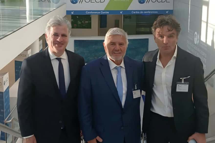 Cosentino mantuvo reuniones en París para impulsar inversiones en Tierra del Fuego