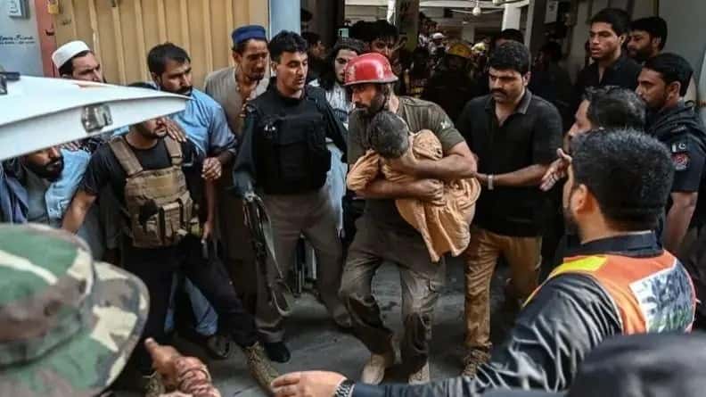 Tragedia en Pakistán: colapsó el techo de una escuela y murieron 27 alumnos y un profesor