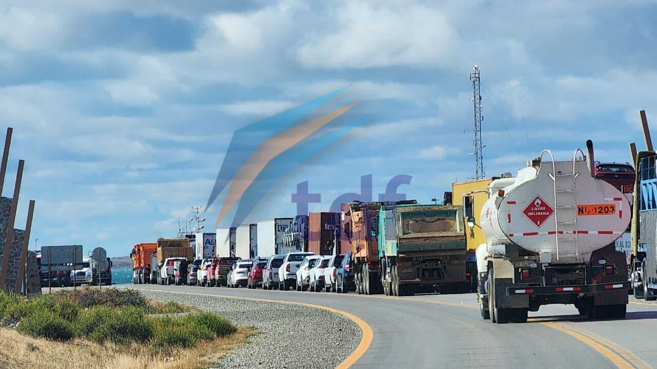 Larga fila de camiones espera cruzar la barcaza