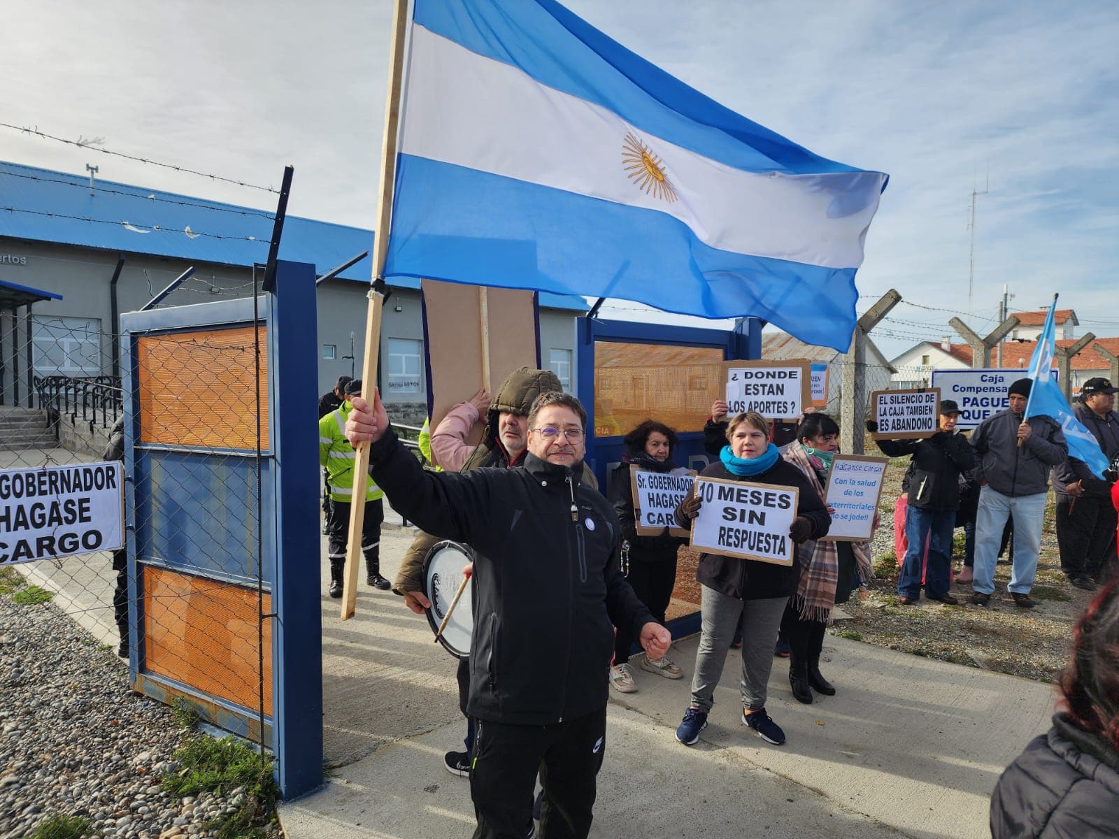 Manifestación de SUTEF y policías retirados en la presentación de Terra Ignis