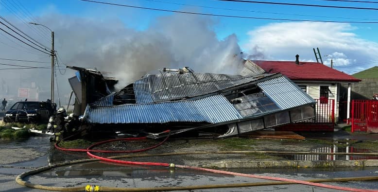 Un herido grave tras una explosión e incendio en Punta Arenas