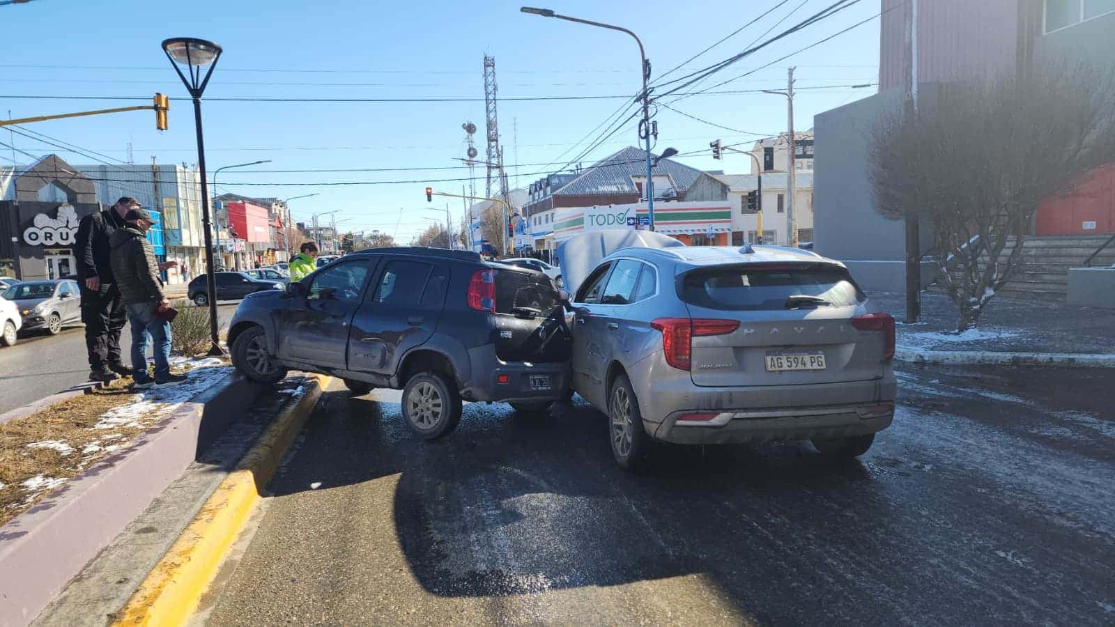 Un vehículo quedó montado sobre el bulevar de Perito Moreno