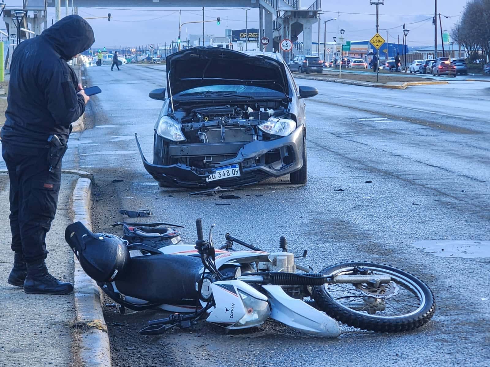 Un motociclista hospitalizado de urgencia tras fuerte choque con un auto