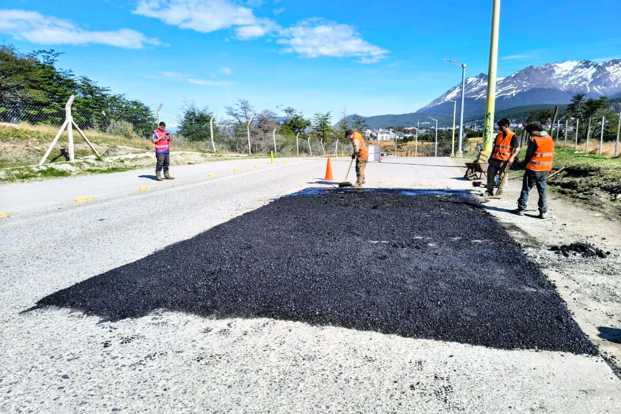 Realizan trabajos de bacheo y pavimentación en la avenida Héroes de Malvinas