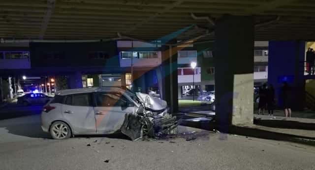 Conductor hospitalizado tras chocar contra un pilar