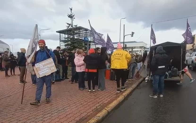 Docentes marcharon a la Legislatura para reclamar que se analice el Financiamiento Educativo