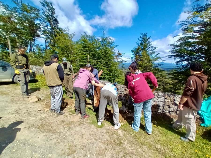 Estudiantes del bachillerato de oficios colaboran en la mejora del mirador del cerro Jeujepen