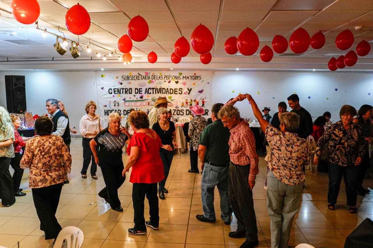 Adultos mayores festejaron San Valentín en el Centro Cultural Yaganes