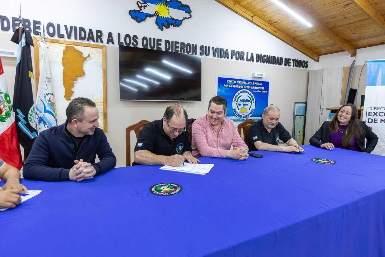 El Intendente firmó el Decreto para la titulación de tierras del Centro de Veteranos