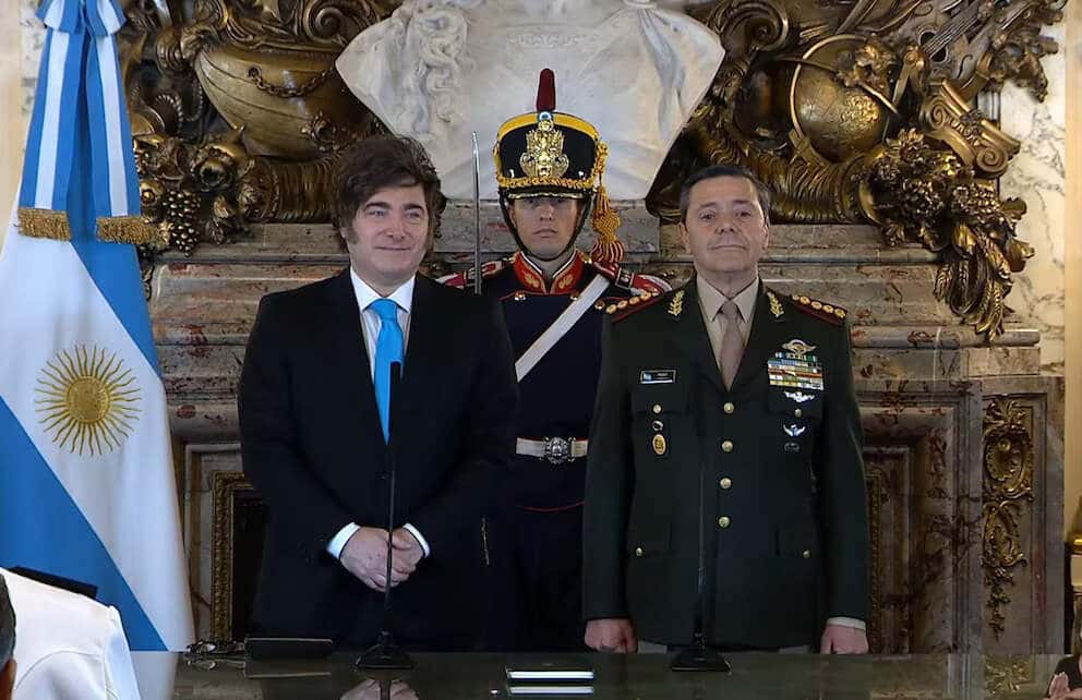 Por DNU oficiales de las FF.AA. podrán ser funcionarios en el Ministerio de Defensa