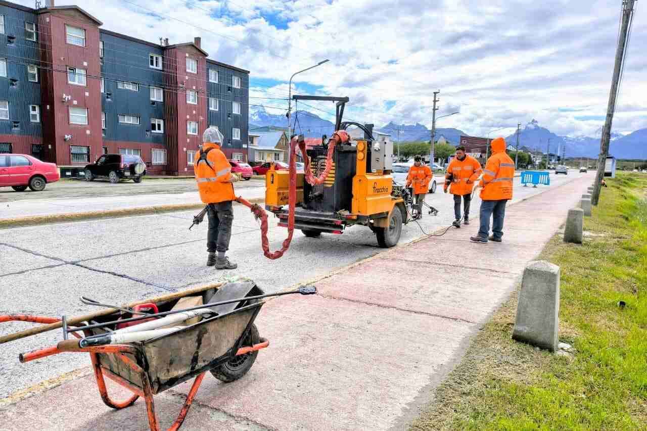 La Municipalidad de Ushuaia avanza con trabajos de recuperación vial, veredas y mantenimiento urbano en distintos puntos de la ciudad