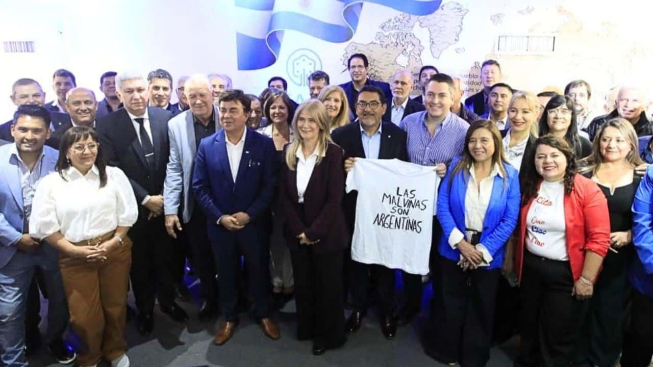 Perez llevó a la FAM el reclamo judicial por la explotación ilegal del petróleo de Malvinas