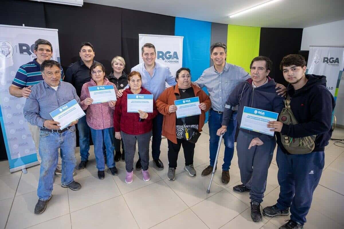 Martín Perez entregó equipamiento para impulsar al sector avícola de Río Grande