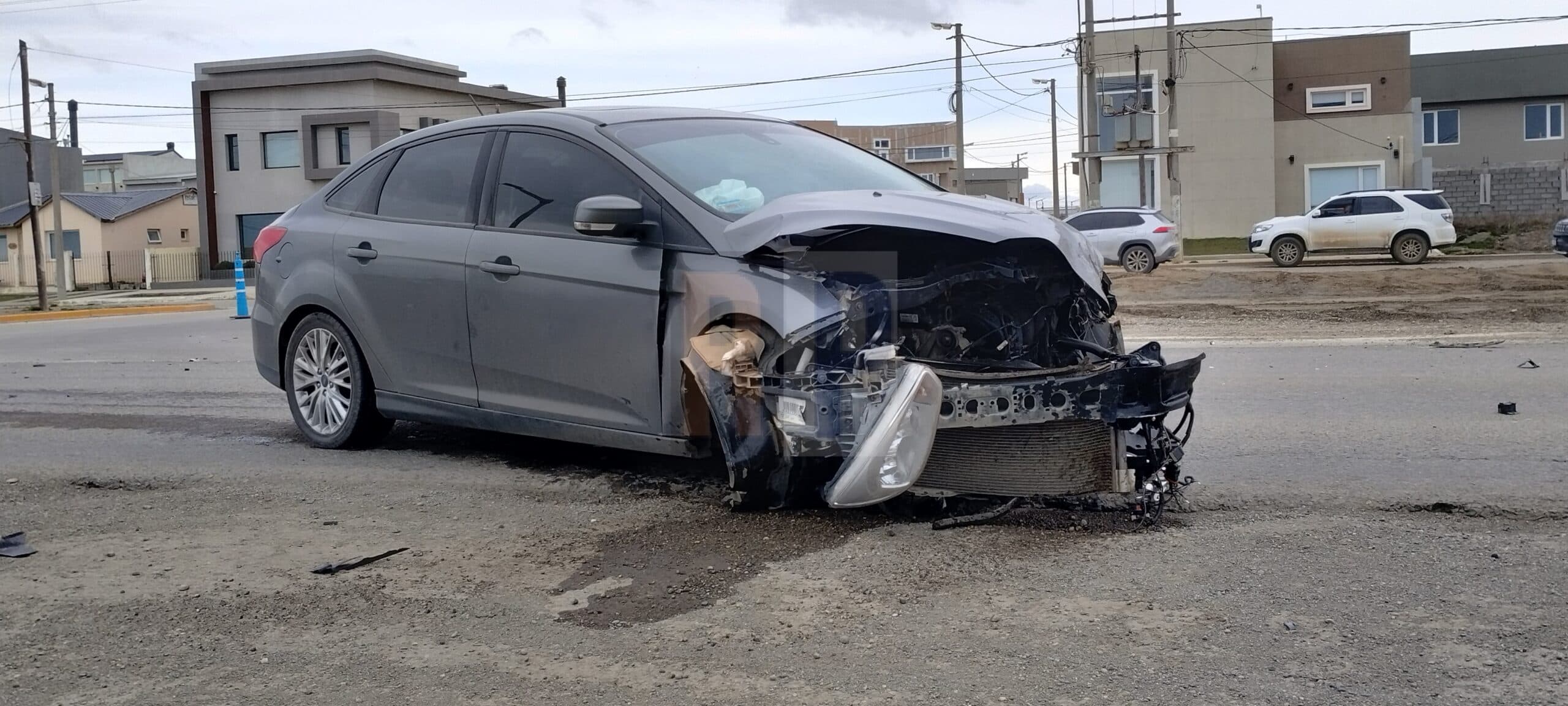 Violento choque en el ingreso al barrio Las Barrancas