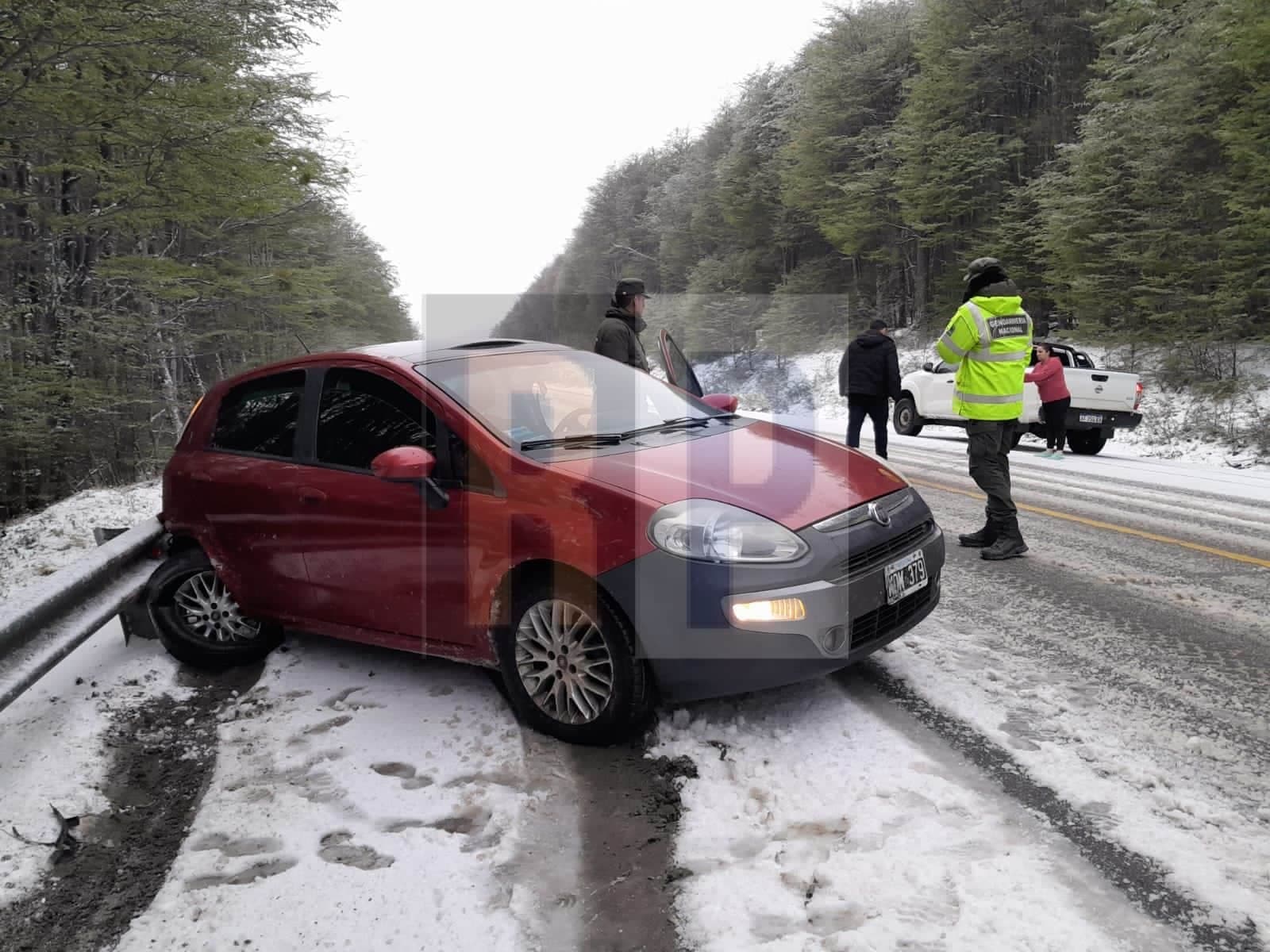 La nieve sobre ruta 3 en el tramo sur, ocasionó dos accidentes y volvió la exigencia de ruedas de seguridad