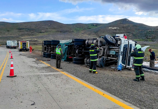 Vuelco de un camión de la empresa Cruz del Sur en la zona de San Sebastián