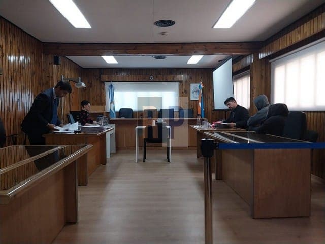 Piden 5 años para hombre acusado de manoseos a su hijastra y absolución a la madre de la Víctima