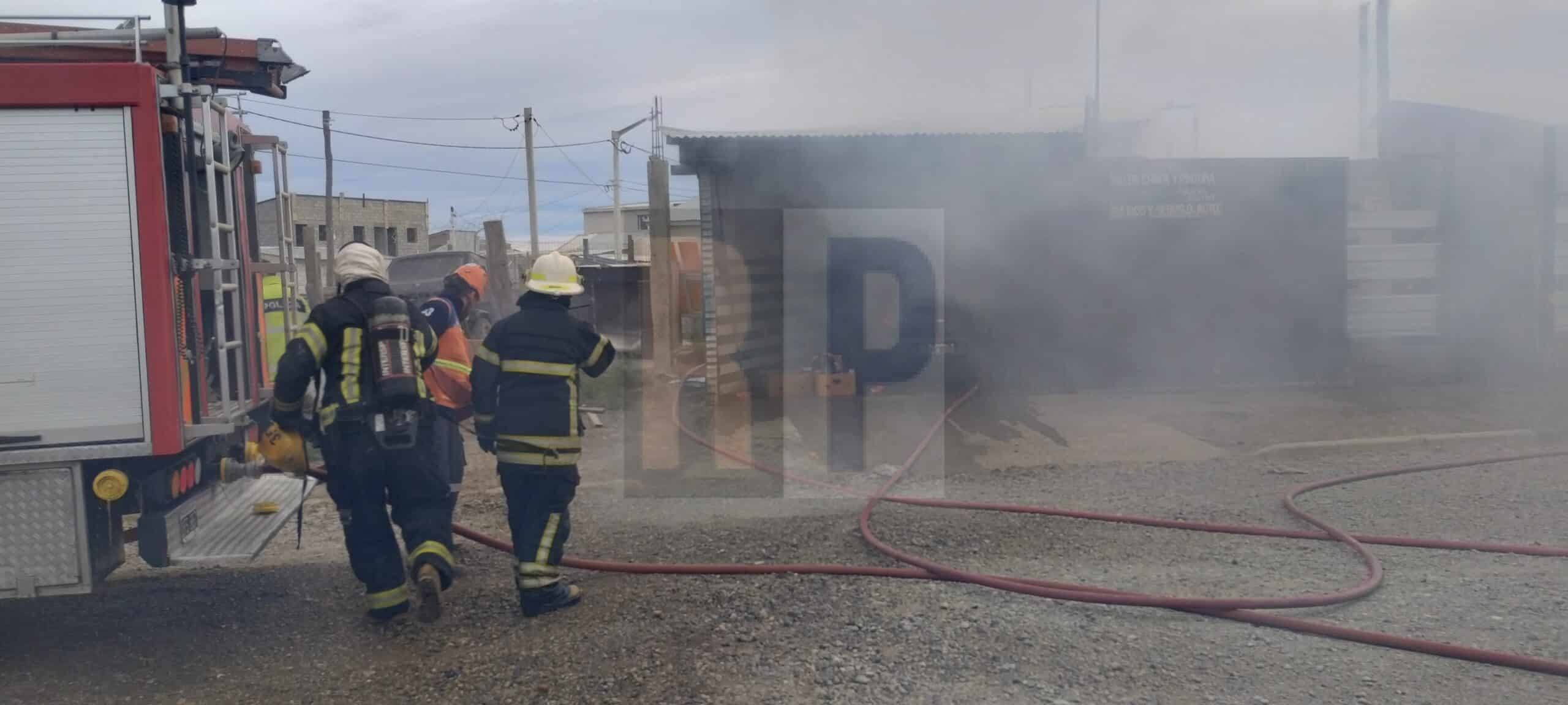 Incendio con dos personas trasladadas en cordón sanitario al hospital