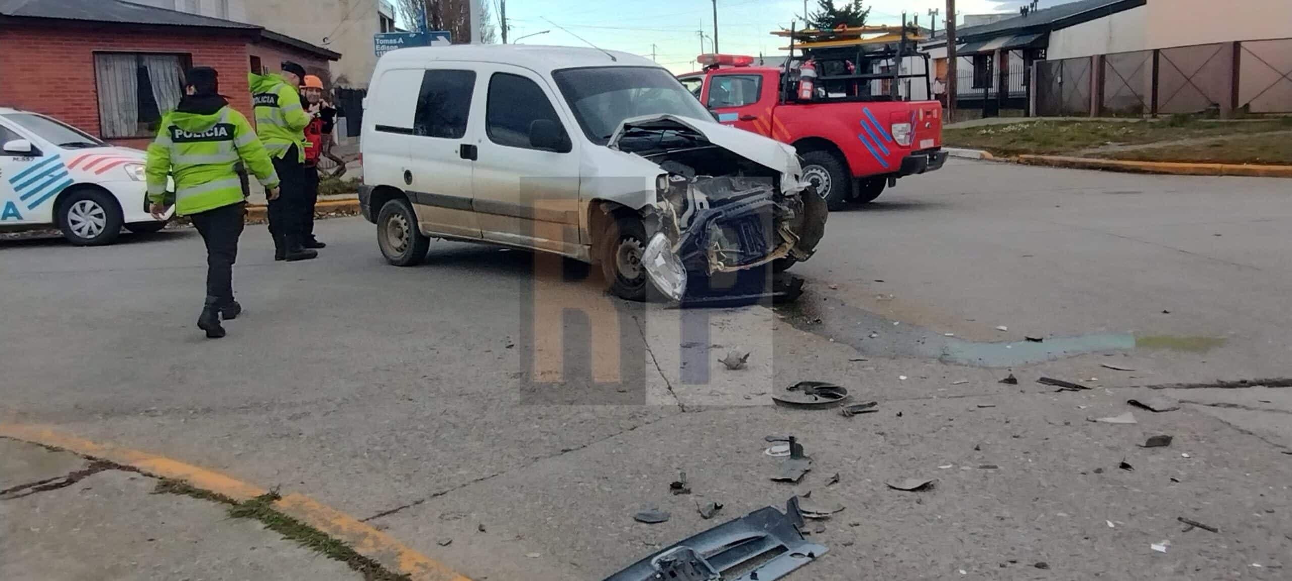 Accidente vehicular con importantes daños para uno de los rodados