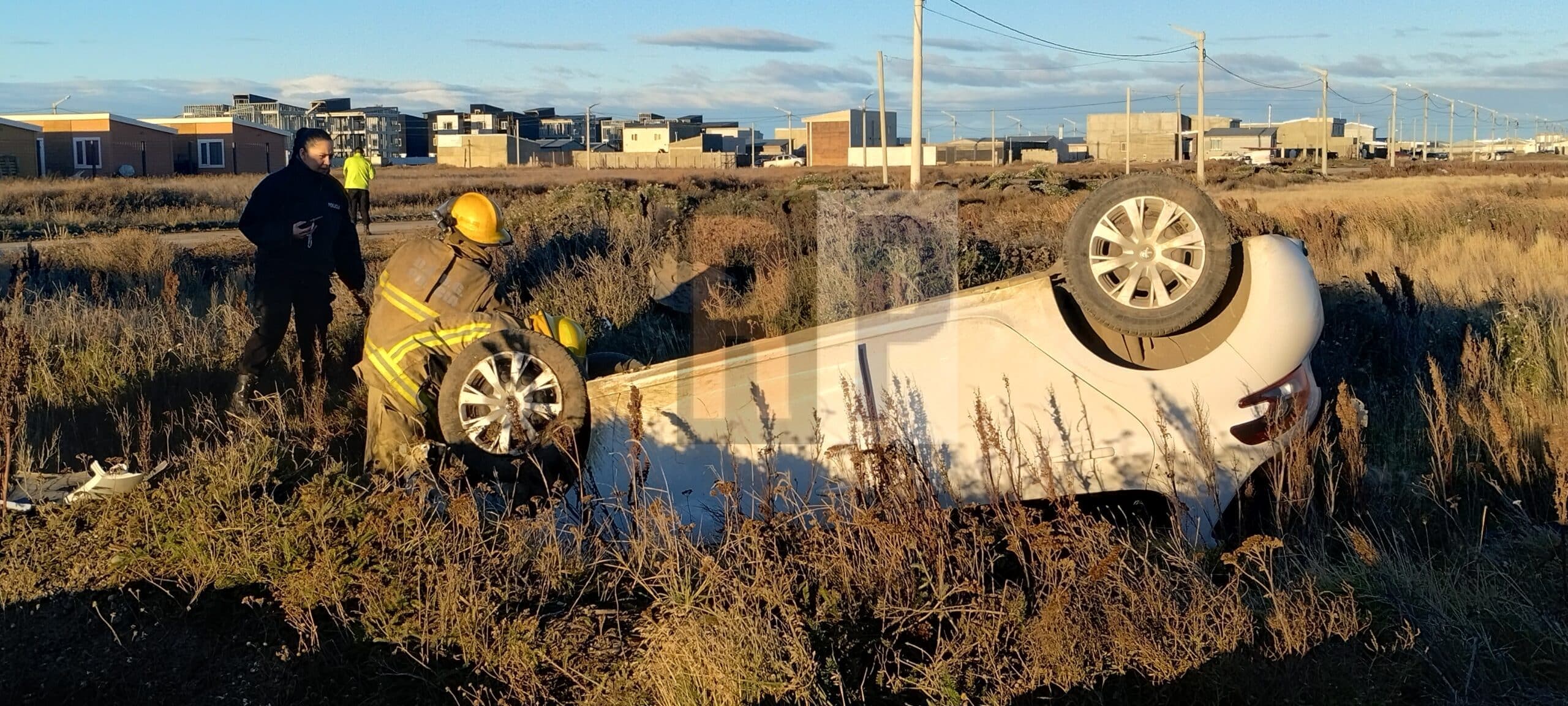 Despiste seguido de vuelco con una conductora lesionada