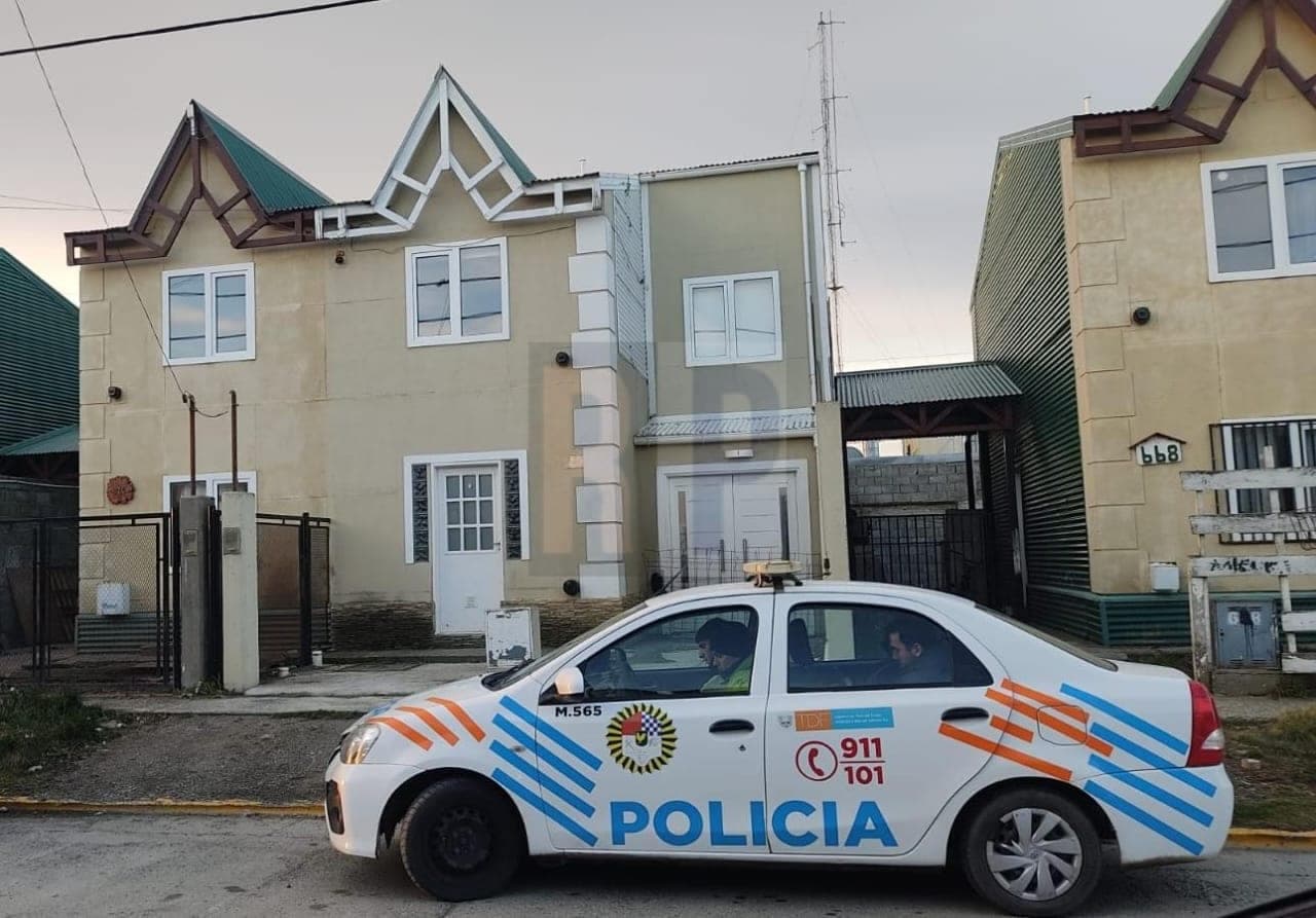 Vincularon al robo del patrullero a dos sujetos sorprendidos infraganti el lunes robando en una vivienda