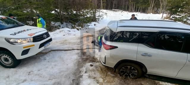 Rescataron a varios automovilistas varados en las rutas complementarias de la provincia por el hielo lavado