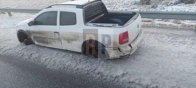 Increíble: Se accidentaron en la ruta 3 y al día siguiente sufrieron el robo de las cuatro ruedas de su camioneta