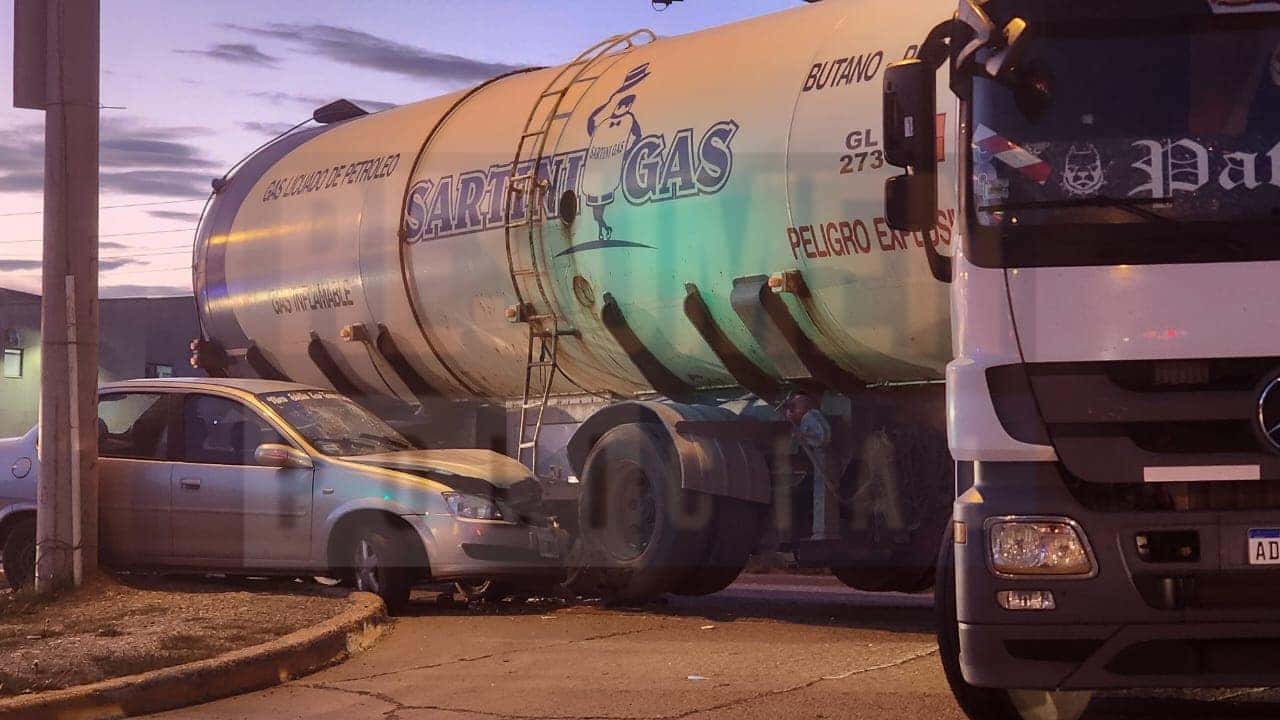 Un automóvil impactó contra un camión transportador de gas