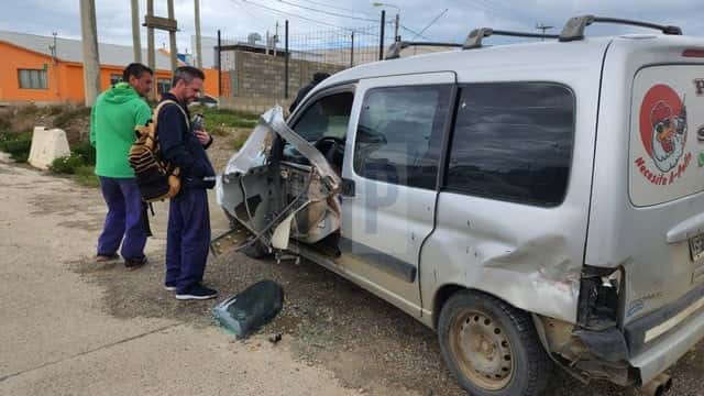 Salió de trabajar en una fábrica y constató que un camión le arrancó la puerta de su auto estacionado