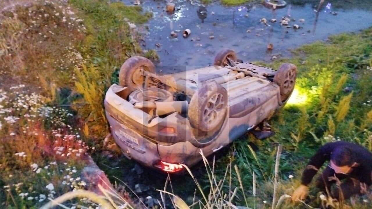 Un vehículo sufrió un despiste seguido de vuelco durante la madrugada y el conductor se retiró del lugar