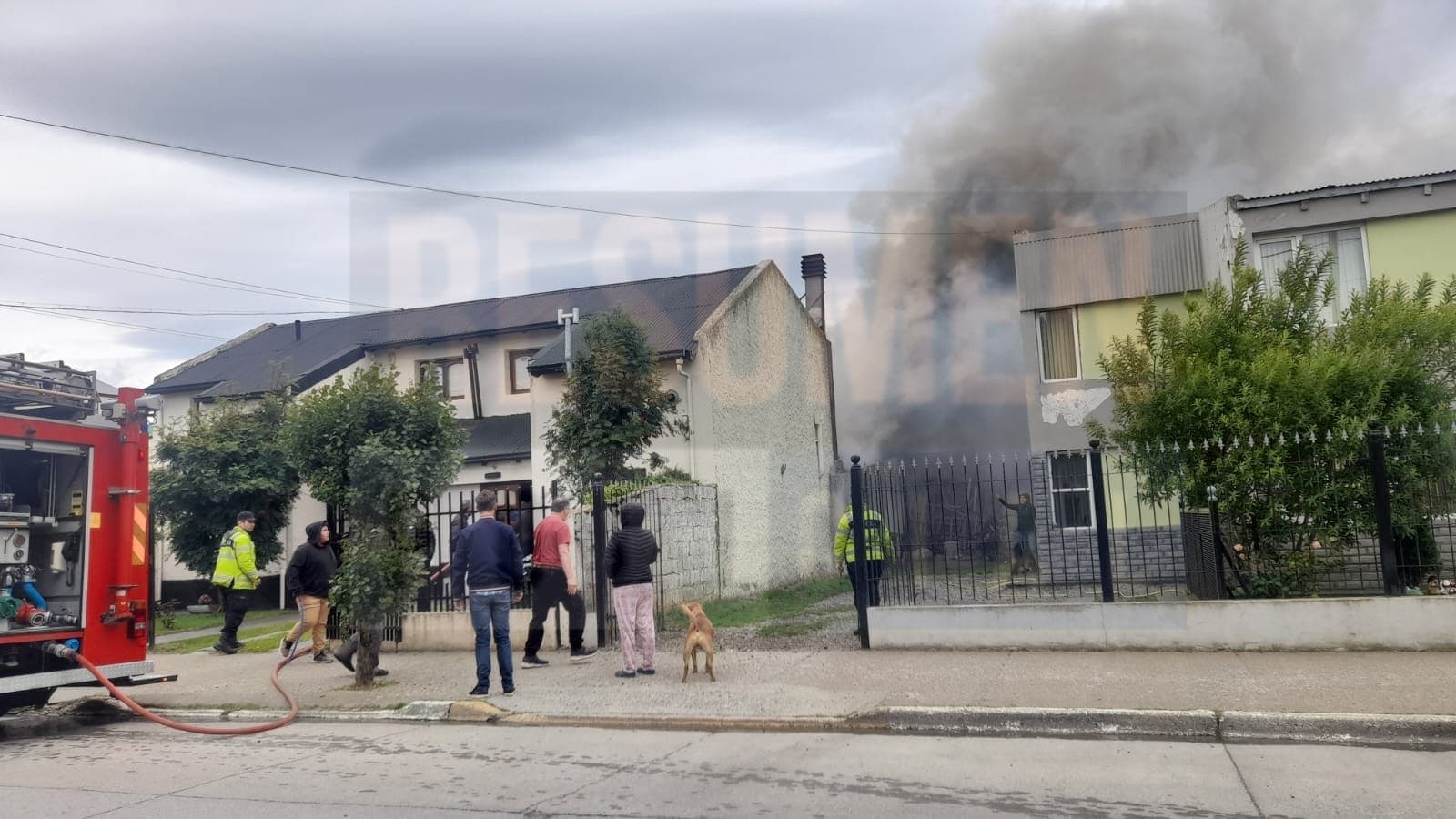Incendio de un quincho detrás de una vivienda, los vecinos ayudaron a sacar a una mujer y sus hijos
