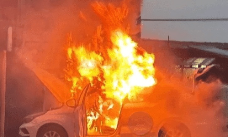 EL CALAFATE: Un remis se prendió fuego cuando lo estaban lavando