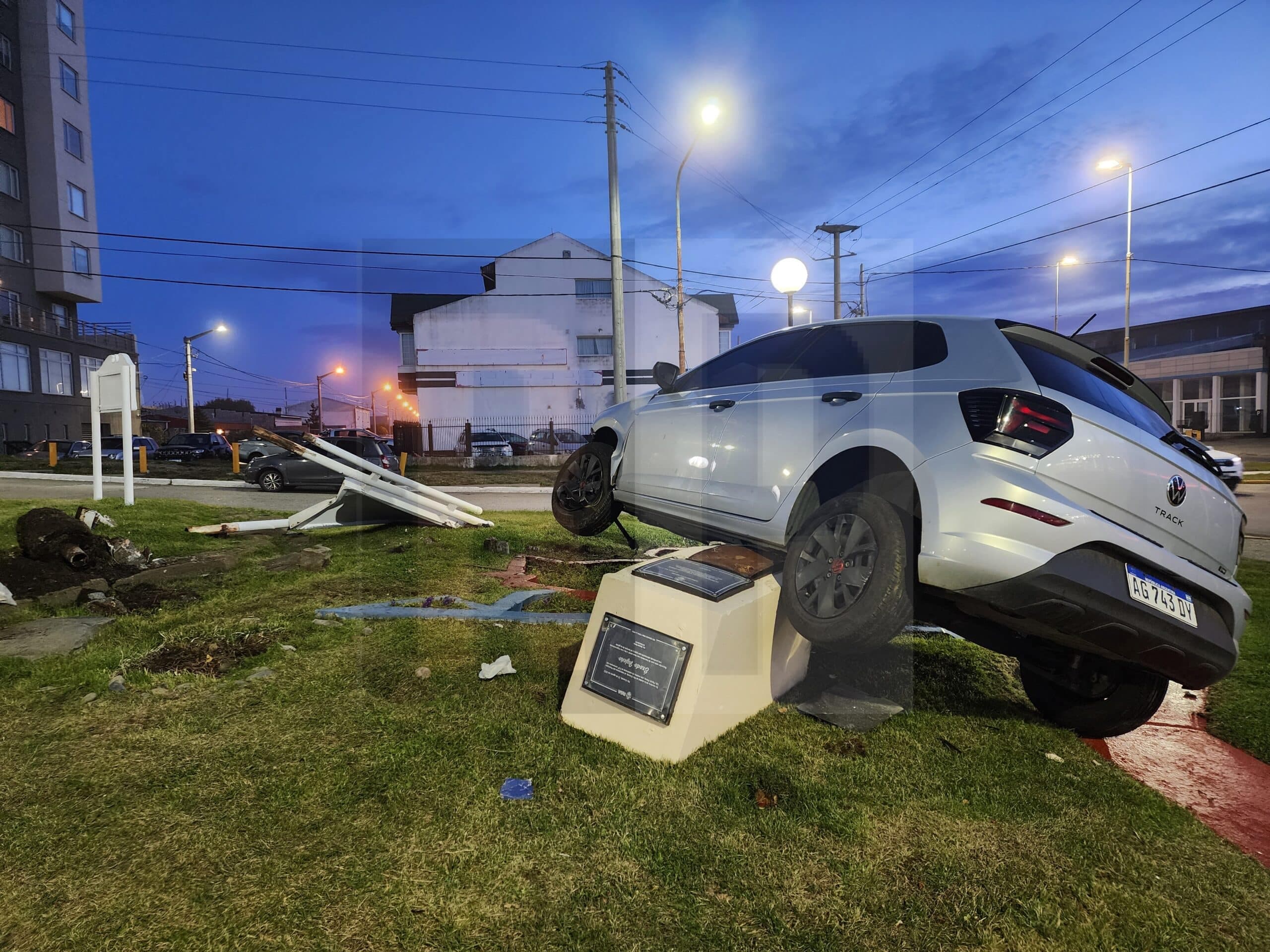 Conductor alcoholizado terminó sobre una plazoleta de la bajada de Belgrano