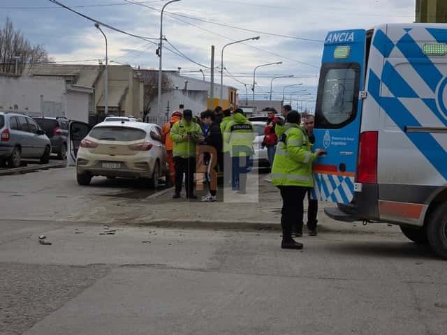 Una conductora golpeada tras choque e impacto contra un poste