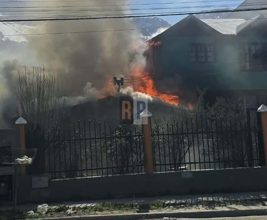 Cuatro personas rescatadas de un voraz incendio en Ushuaia