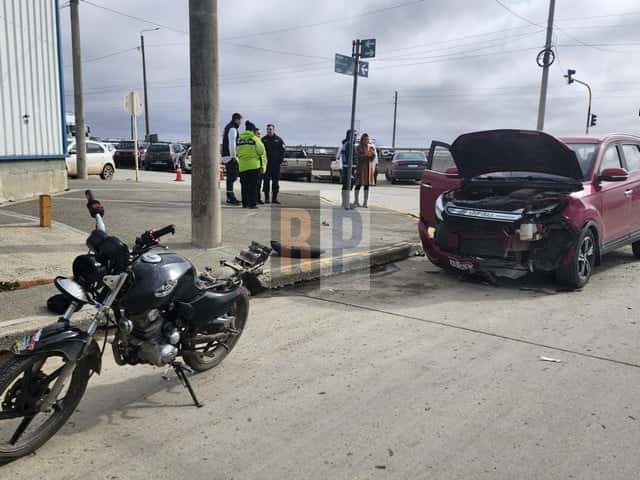 Motocicleta sin papeles fue embestida por una camioneta en el parque industrial de Río Grande