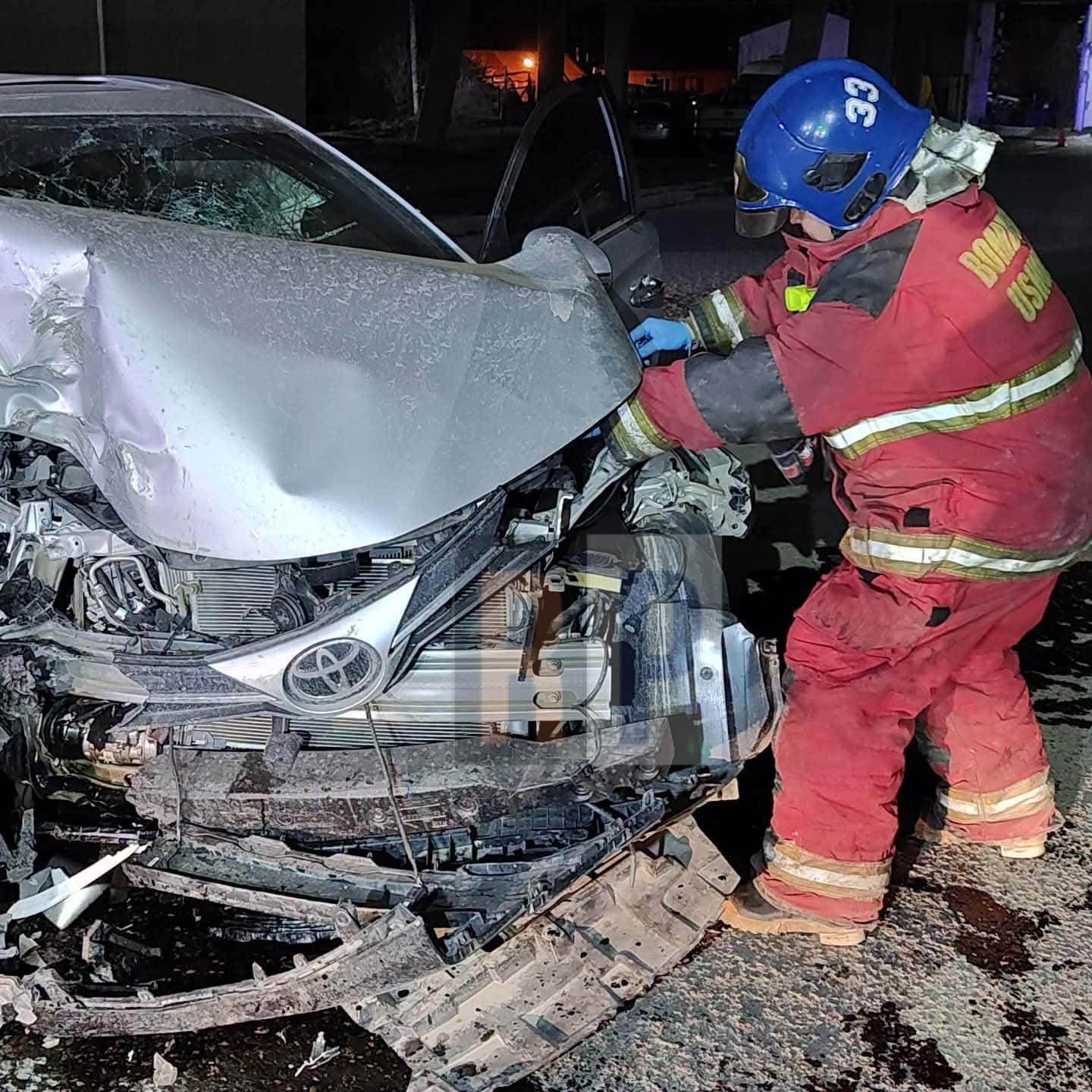 Conductor hospitalizado tras impactar contra los pilares del edificio de las 200 Viviendas en Ushuaia