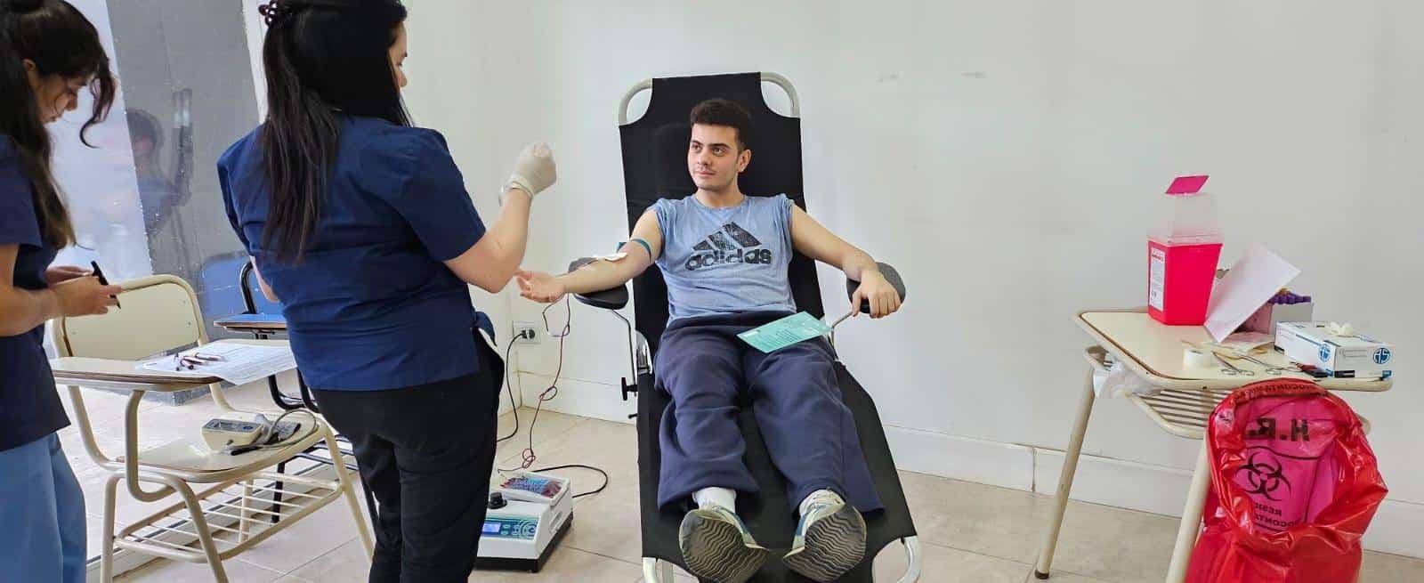 Estudiantes de la UNTDF dieron muestra de solidaridad en la colecta de sangre