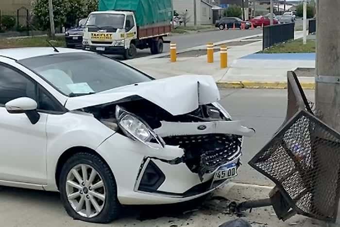 Vehículo chocó contra un camión y un canasto de residuos