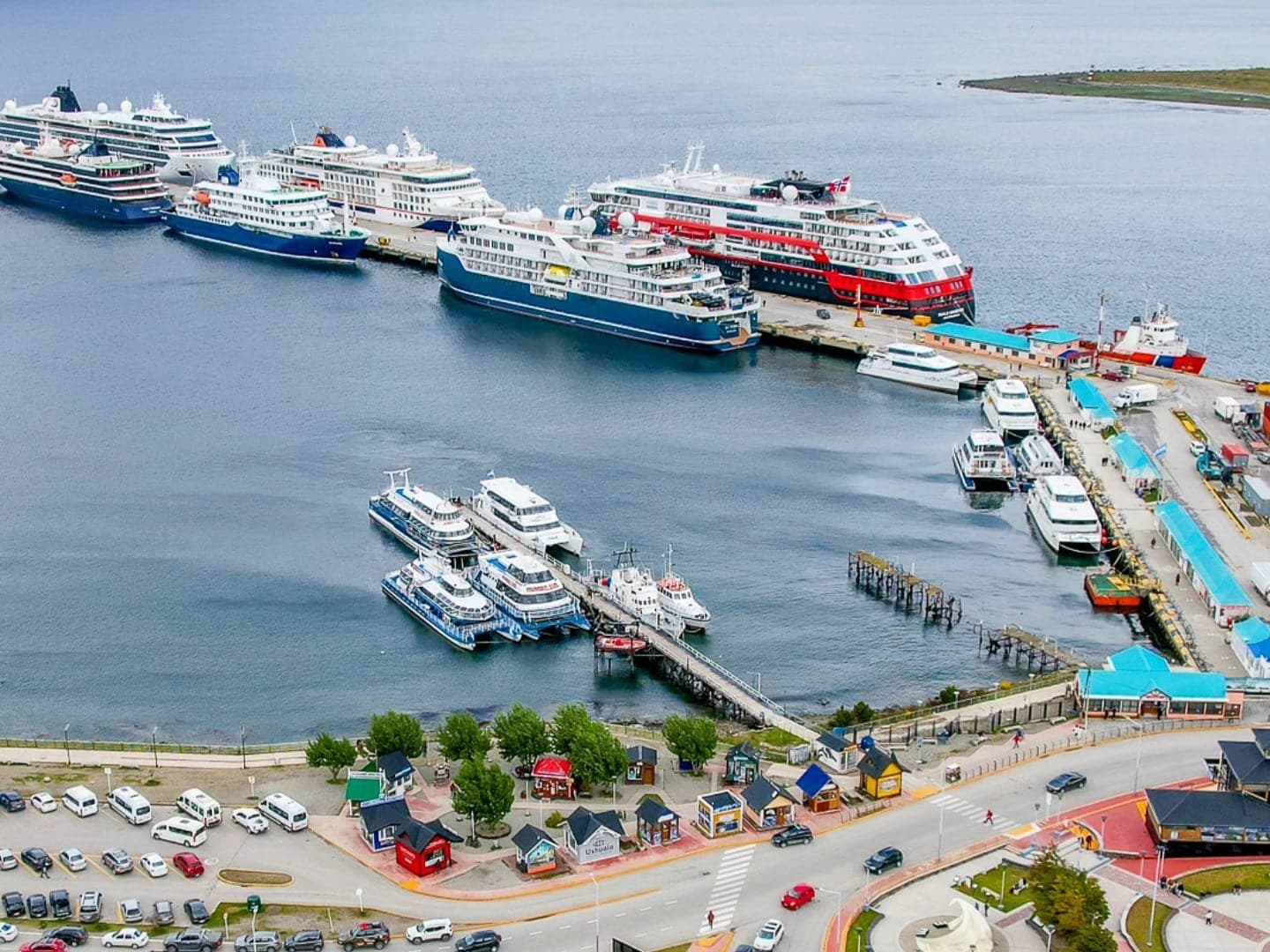 Dos impactantes cruceros arribaron al puerto de Ushuaia