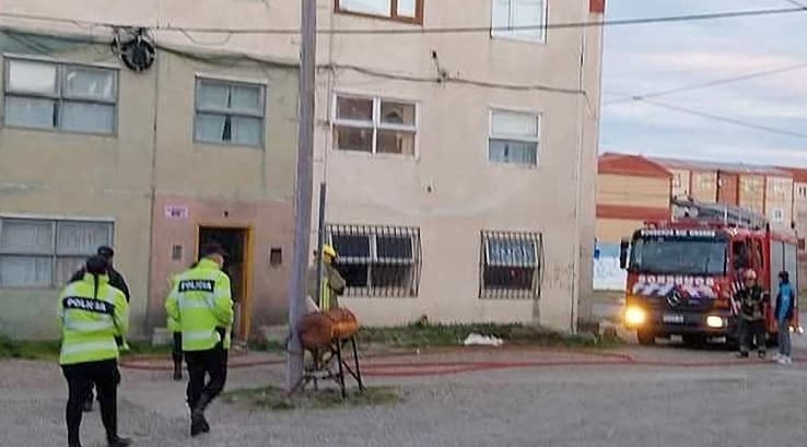 Incendio intencional en un departamento: rescataron a una familia
