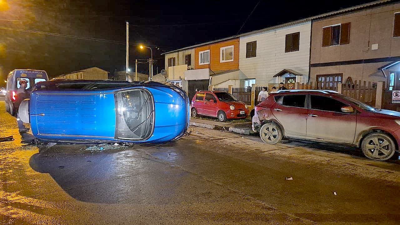 Una camioneta volcó tras chocar con otro rodado estacionado