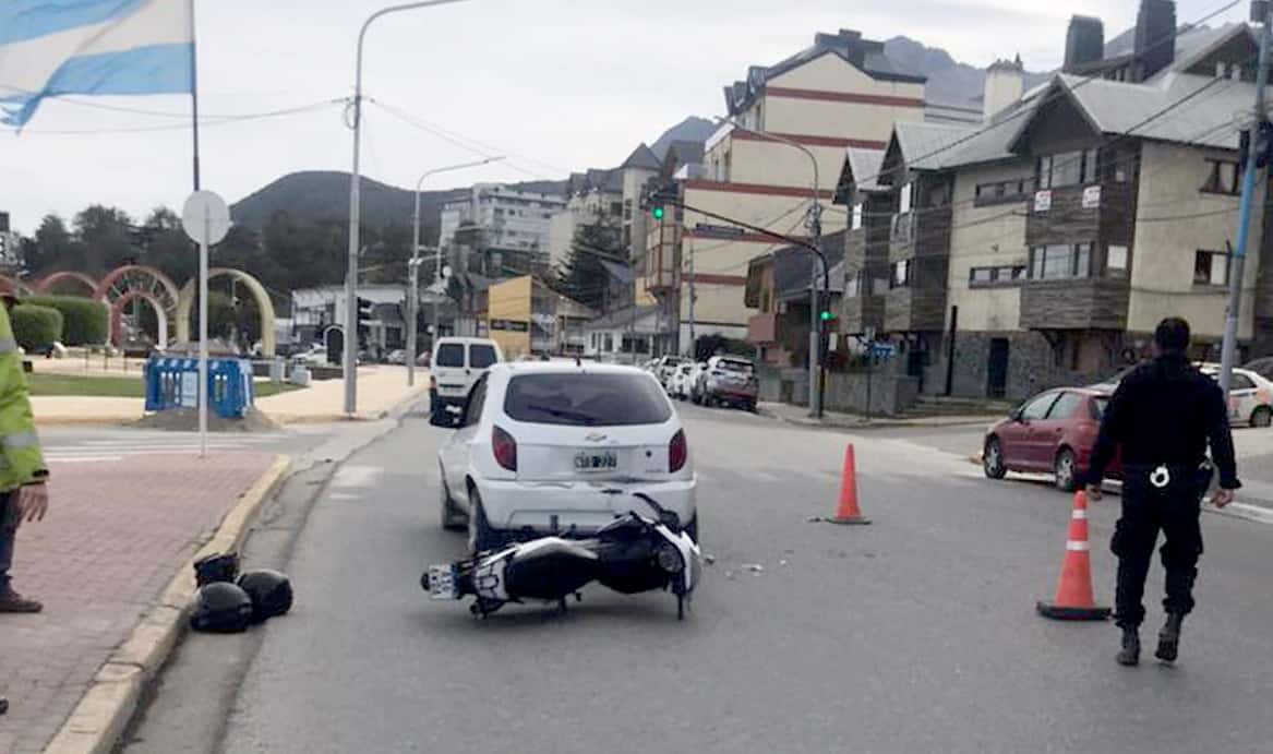 Choque entre una moto y un auto