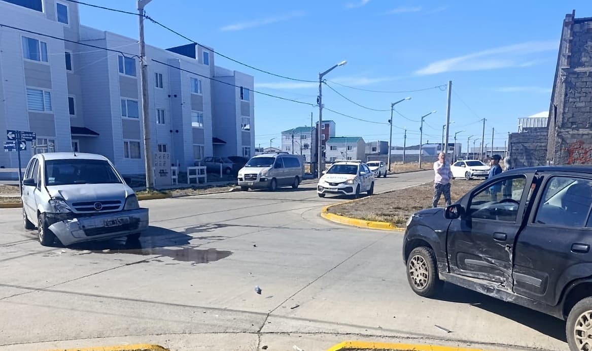 Choque entre dos vehículos dejó a una conductora hospitalizada