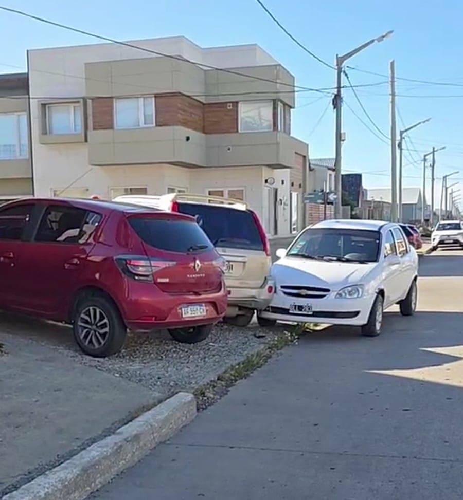 Un vehículo chocó a otros dos estacionados