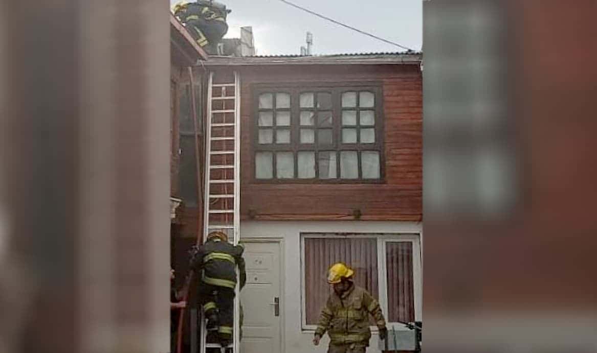 Principio de incendio afectó el entretecho de una vivienda